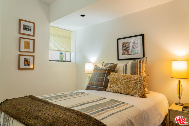 1 Colina Drive, Topanga CA: https://media.crmls.org/mediaz/06991e94-7672-4ecd-9675-faf3c2ee1cac.jpg