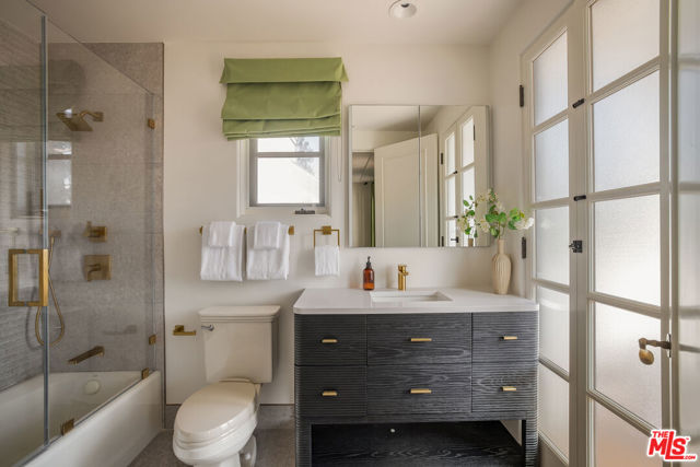 706 N Crescent Drive, Beverly Hills CA: https://media.crmls.org/mediaz/06998e66-014a-4bcb-969f-f9e52eed65bf.jpg