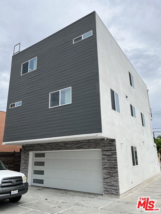 2121 S Burnside Avenue, Los Angeles CA: https://media.crmls.org/mediaz/0699e9d4-77f4-4031-a493-ec0b66f84432.jpg