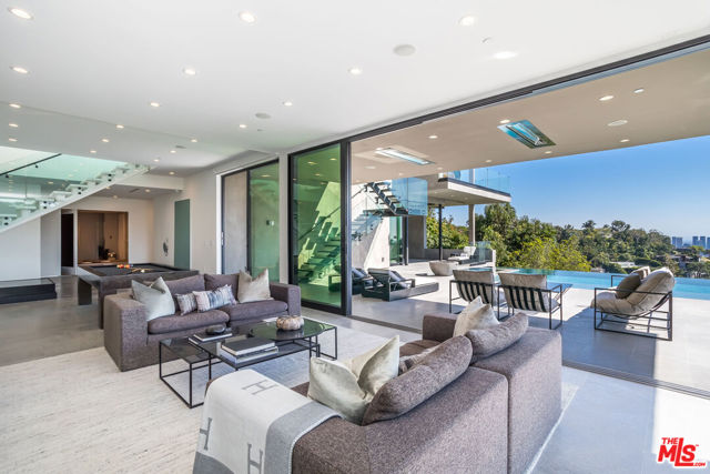 9406 Lloydcrest Drive, Beverly Hills CA: https://media.crmls.org/mediaz/069a385b-871a-4a51-9747-e1768d758657.jpg