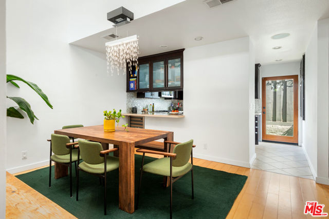 2408 34th Street, Santa Monica CA: https://media.crmls.org/mediaz/069a42eb-be04-4a76-a4f2-65e7fe1ee407.jpg