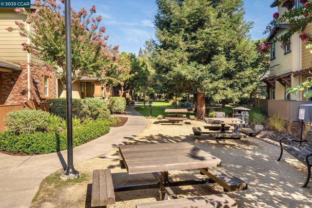 338 El Paseo Cir, Walnut Creek CA: https://media.crmls.org/mediaz/069a7eea-8f49-4bc7-b209-be542b806efd.jpg