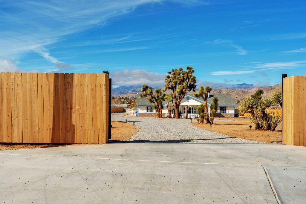 https://media.crmls.org/mediaz/069ae643-b3d0-4463-87a7-b1d23cb27cb1.jpg?preset=X-Large