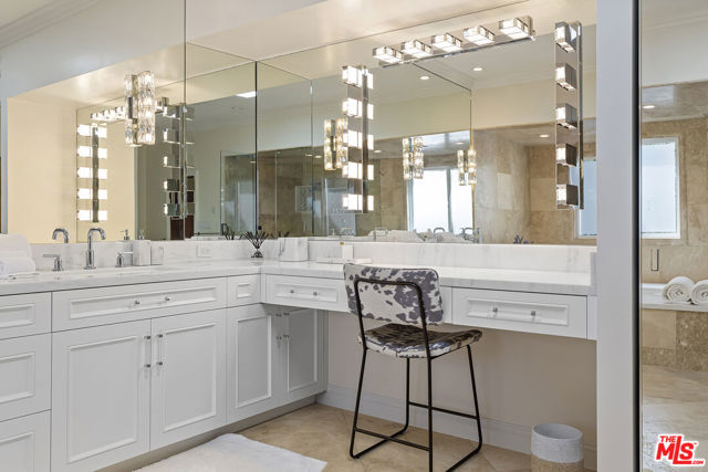 7834 Electra Drive, Los Angeles CA: https://media.crmls.org/mediaz/069b3bfb-df67-41ba-bacf-f8742d8bcfd5.jpg