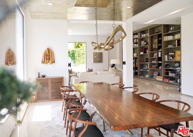 9852 San Circle, Beverly Hills CA: https://media.crmls.org/mediaz/069b473e-b2a0-48c8-b9da-c6e4ef0cf51b.jpg