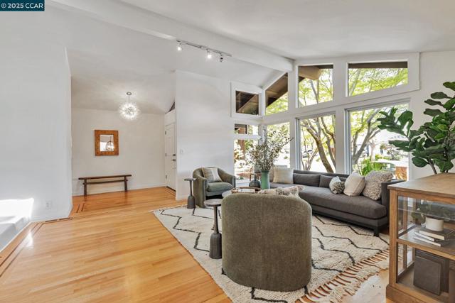 3180 Arbolado Dr, Walnut Creek CA: https://media.crmls.org/mediaz/069b51ad-70b9-4baa-8971-136833d6a69f.jpg