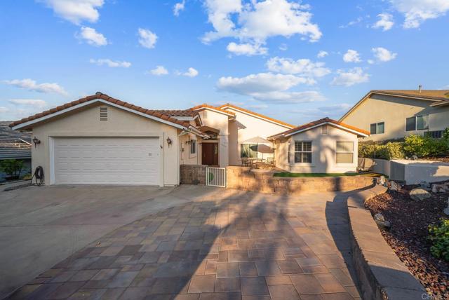 15425 Vista Vicente Dr, San Diego CA: https://media.crmls.org/mediaz/069d12e4-e1ee-4a95-b8de-0a13864707c6.jpg