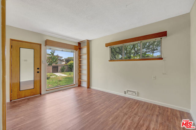 9855 Emperor Avenue, Arcadia CA: https://media.crmls.org/mediaz/069d4f44-bac7-43ea-996d-0ad58e86b63e.jpg