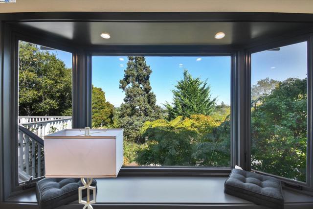 148 Auburn St, San Rafael CA: https://media.crmls.org/mediaz/069db91d-ade9-4802-b9e3-6c23d977d492.jpg