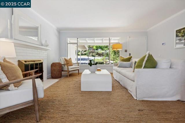 32 California Ave, Orinda CA: https://media.crmls.org/mediaz/069df6a7-3f27-4c4e-b803-2c5483d2bfe6.jpg