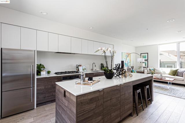 861 W Grand Ave, Oakland CA: https://media.crmls.org/mediaz/069e5e13-dbcf-4b8b-b058-e7629b4050e3.jpg