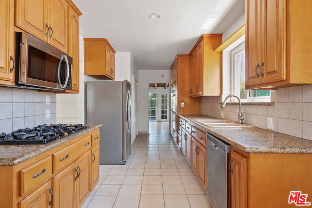 5572 Bradna Drive, Los Angeles CA: https://media.crmls.org/mediaz/069ed980-57b1-42ad-95d7-15fc774a4bd4.jpg