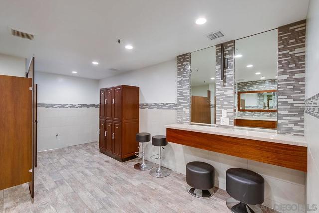 999 N Pacific St, Oceanside CA: https://media.crmls.org/mediaz/069effc0-a613-48f0-84a0-d5035e0b289c.jpg