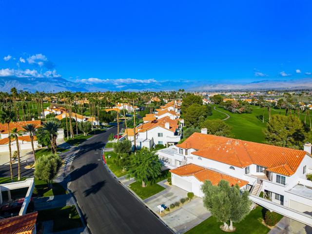 320 Vista Royale Drive, Palm Desert CA: https://media.crmls.org/mediaz/069f529e-232d-4df7-9bf5-35ad399ce297.jpg
