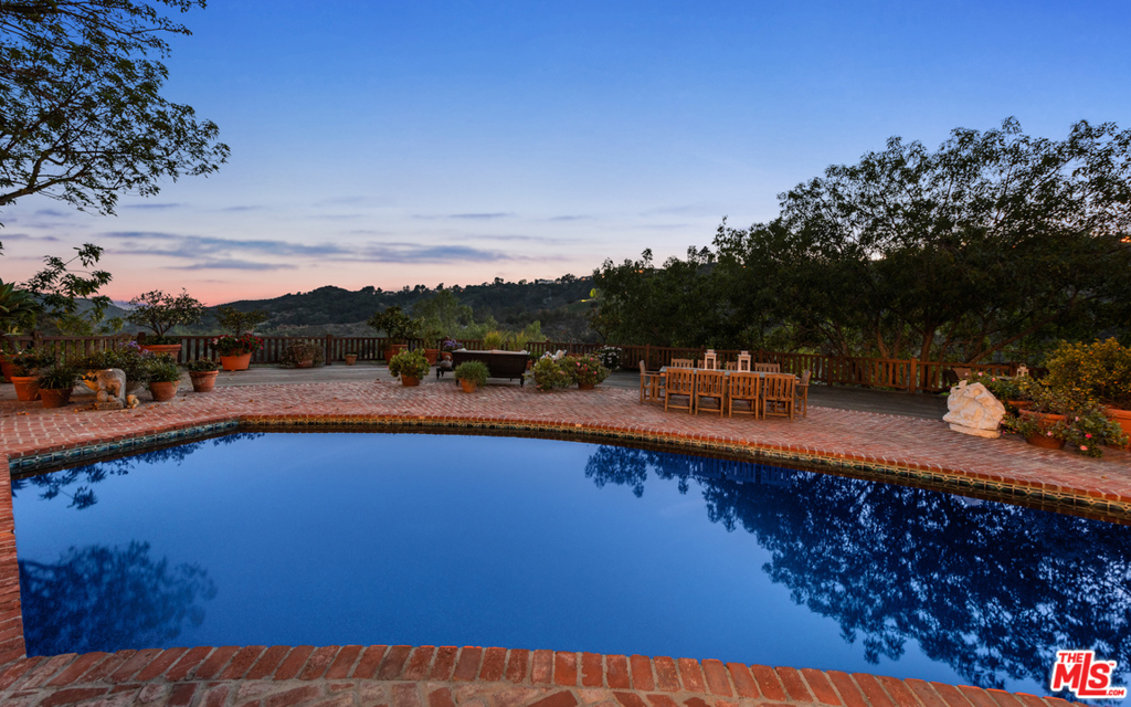 2781 Benedict Canyon Drive