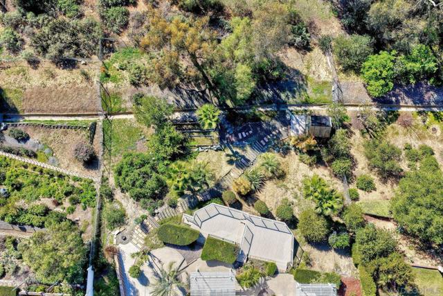 2785 Canyon Oak Pl, Escondido CA: https://media.crmls.org/mediaz/06a045c0-299c-4a34-8636-f63c9a47ec5c.jpg