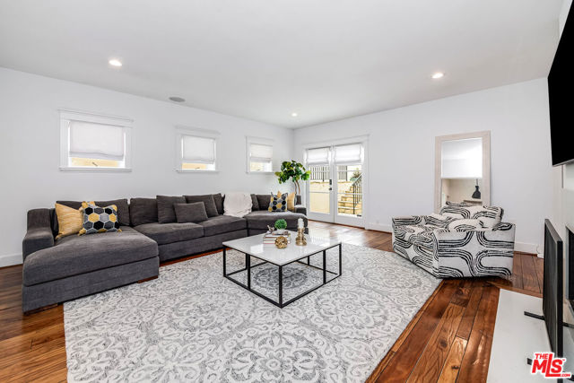 755 31st Street, Manhattan Beach CA: https://media.crmls.org/mediaz/06a13a0d-03b4-4c57-8662-77b1d8d08d88.jpg