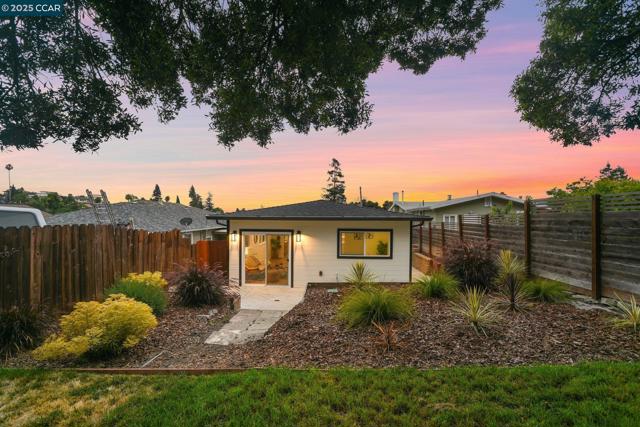 1348 E 26Th St, Oakland CA: https://media.crmls.org/mediaz/06a194c5-327a-436f-873a-41dac14abbdf.jpg