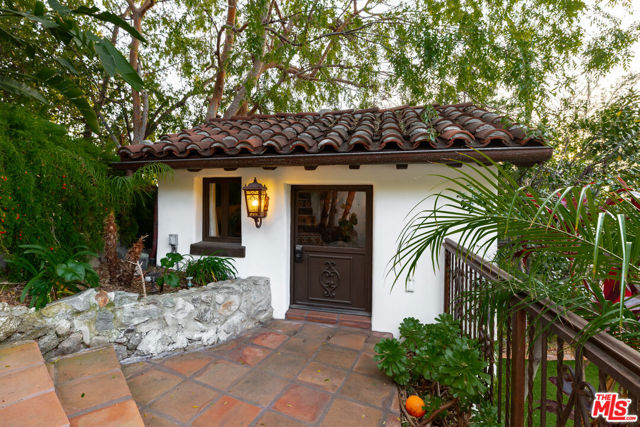 330 Kempton Road, Glendale CA: https://media.crmls.org/mediaz/06a21f9c-9226-4a78-8dde-1051cdf588f4.jpg
