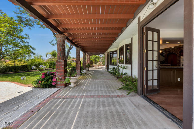11395 Highridge Court, Camarillo CA: https://media.crmls.org/mediaz/06a2615b-95a2-4720-b68b-583862244d18.jpg