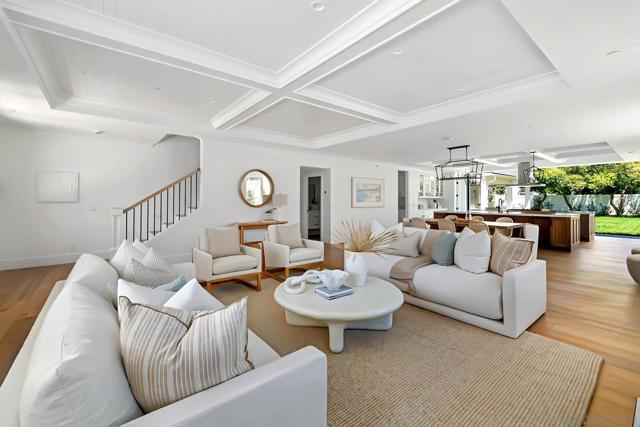 461 Country Club Ln, Coronado CA: https://media.crmls.org/mediaz/06a2a13e-ea30-43e7-ad56-313d38223028.jpg