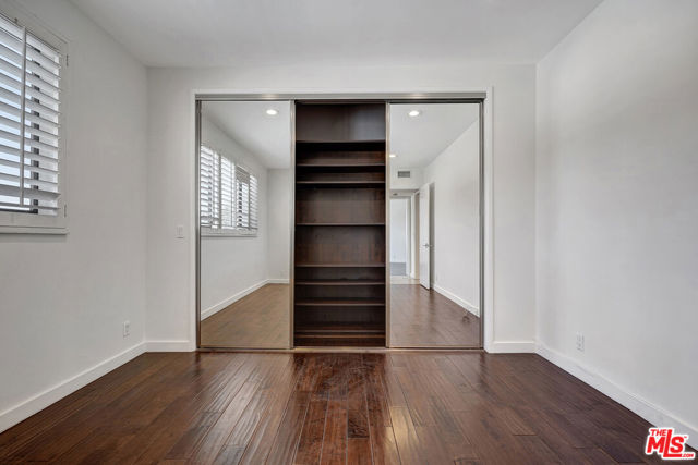 8871 Burton Way, Los Angeles CA: https://media.crmls.org/mediaz/06a31370-035c-4b3b-9aa5-19335e6b2610.jpg