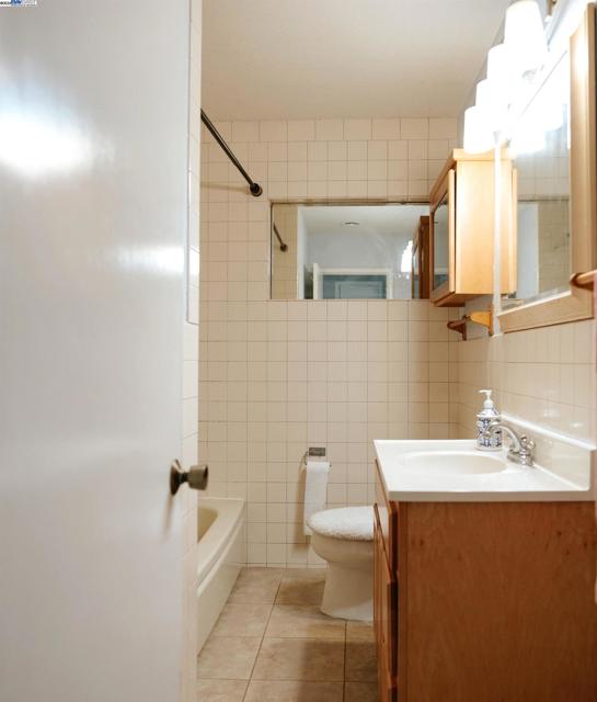334 Oxford Street, Hayward CA: https://media.crmls.org/mediaz/06a3ff6c-cca4-409a-bebf-5432110bf4cf.jpg