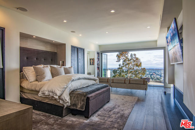 8572 Hillside Avenue, Los Angeles CA: https://media.crmls.org/mediaz/06a42ee7-d383-4892-8066-439ad30acf1f.jpg
