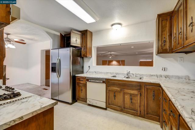 1069 16Th St, Oakland CA: https://media.crmls.org/mediaz/06a4441e-3b20-4b77-b8e5-2631f05990fb.jpg