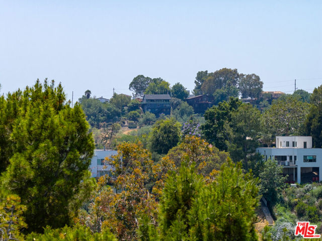 353 Mavis Drive, Los Angeles CA: https://media.crmls.org/mediaz/06a54b26-d235-4285-9fea-1395f3ac121c.jpg