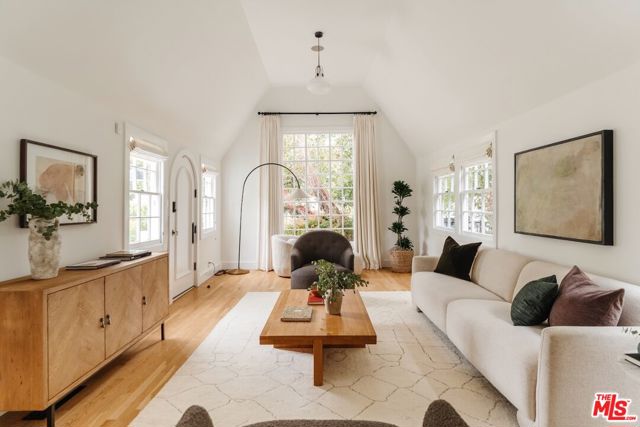 226 N Arden Boulevard, Los Angeles CA: https://media.crmls.org/mediaz/06a5de05-8b51-4ad2-8c72-8c1a194a00ef.jpg