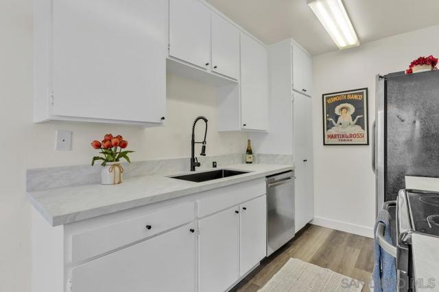 8515 Villa La Jolla Drive, La Jolla CA: https://media.crmls.org/mediaz/06a8186c-d1d4-43a3-b2a7-1ed620f06ff9.jpg