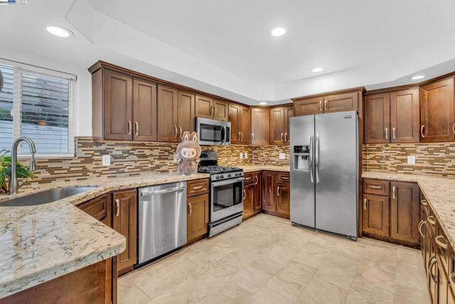 6400 Mokelumne Ave, Oakland CA: https://media.crmls.org/mediaz/06a87f51-f75b-4bb2-a4a3-bcc7f852ccca.jpg