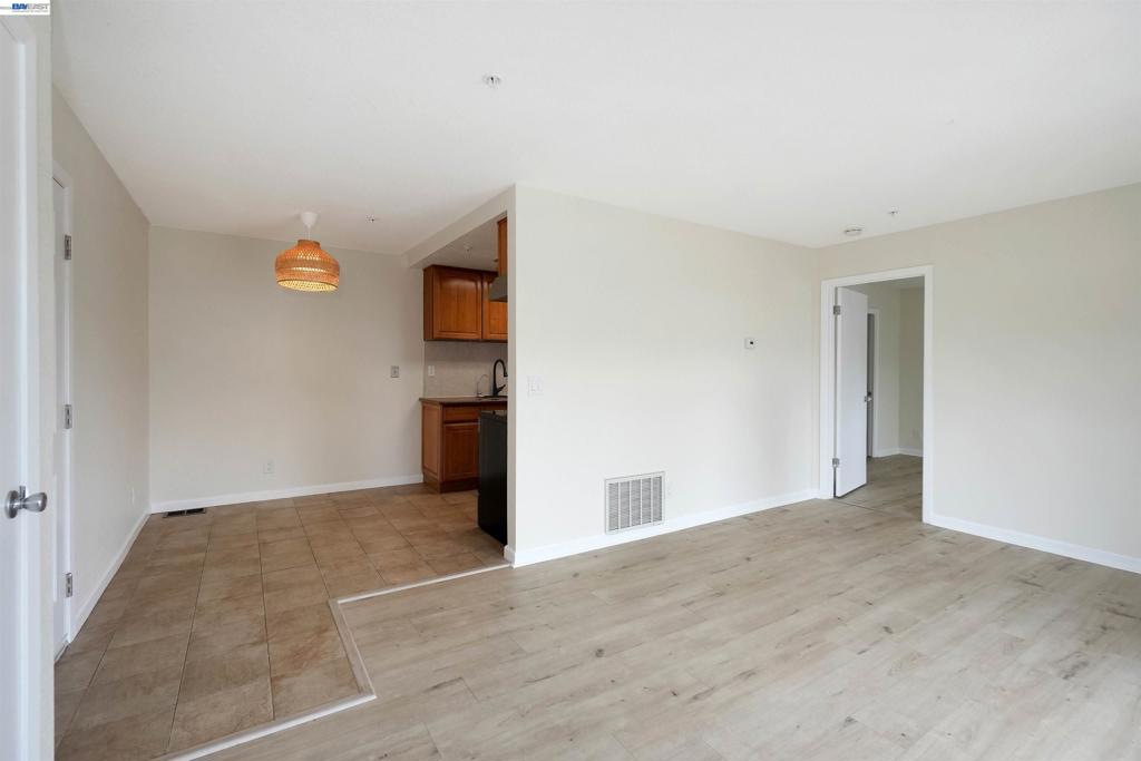https://media.crmls.org/mediaz/06a9f622-db36-4502-a4d3-db9a3b862288.jpg?preset=X-Large