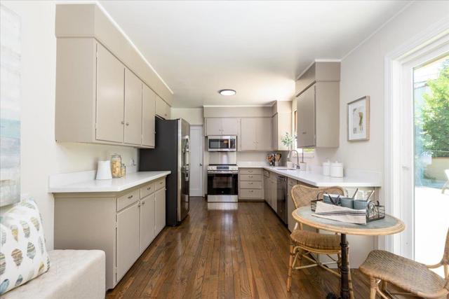 2841 Canyon Road, Burlingame CA: https://media.crmls.org/mediaz/06aa72d3-4350-44cc-9d86-11128f55f99b.jpg