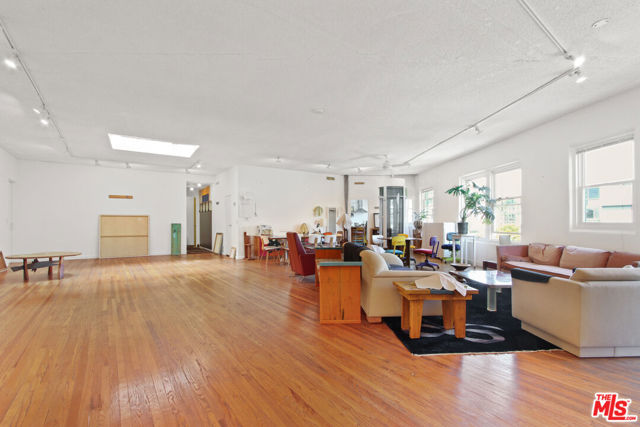 1802 Pacific Avenue, Venice CA: https://media.crmls.org/mediaz/06aa9175-41e3-4791-82de-fc0b14e5d09a.jpg