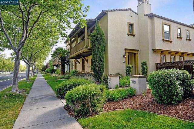 7774 Stoneleaf Rd, San Ramon CA: https://media.crmls.org/mediaz/06aa9405-fcd0-41c3-b2e8-d08e0dc3de24.jpg