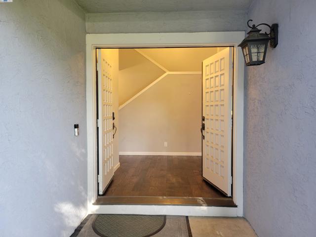 17089 Columbia Dr, Castro Valley CA: https://media.crmls.org/mediaz/06aac87f-a3aa-427c-b333-279e6a91fdb7.jpg