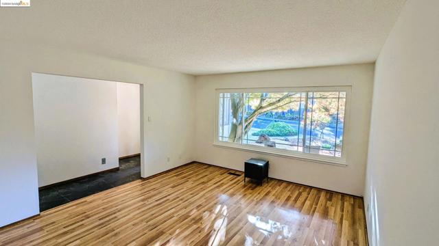 5126 La Honda RD, El Sobrante CA: https://media.crmls.org/mediaz/06aacefa-bf53-4fee-b2df-af0849276493.jpg