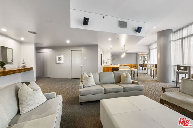 13650 Marina Pointe Drive, Marina del Rey CA: https://media.crmls.org/mediaz/06ab73a5-8af1-476b-9edd-2b68b0357dce.jpg