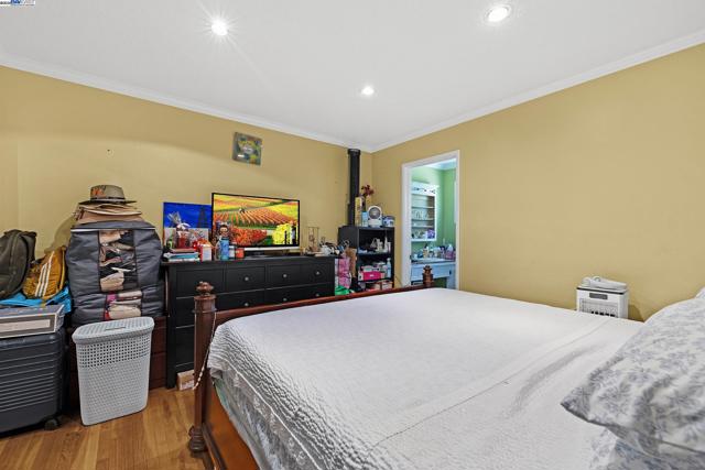 39672 Blacow Rd, Fremont CA: https://media.crmls.org/mediaz/06abdb03-4b1f-47f7-b396-e77e2524d91e.jpg
