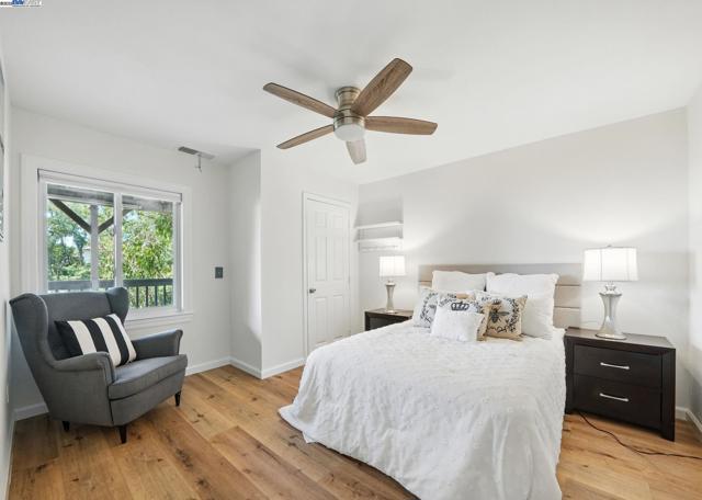 2323 Mastlands Dr, Oakland CA: https://media.crmls.org/mediaz/06abf333-929c-4294-be5e-b10c2d768b1c.jpg