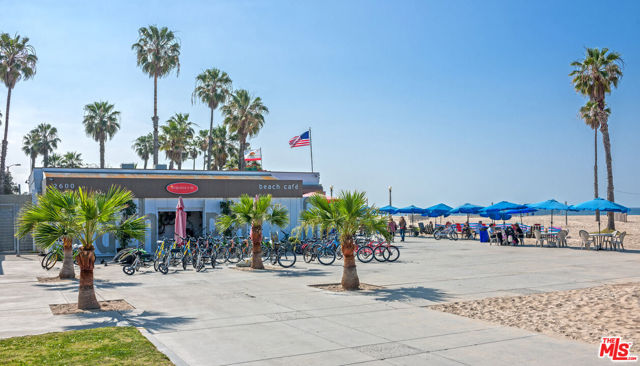 737 Pier Avenue, Santa Monica CA: https://media.crmls.org/mediaz/06ac0ca2-f8d7-44fd-847a-9cd36d994598.jpg