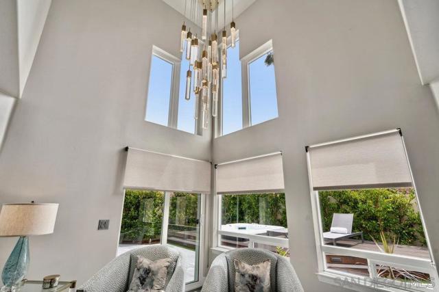 12 Mardi Gras Rd, Coronado CA: https://media.crmls.org/mediaz/06ac4b0a-4fbc-49e6-bdac-556c373bdda2.jpg