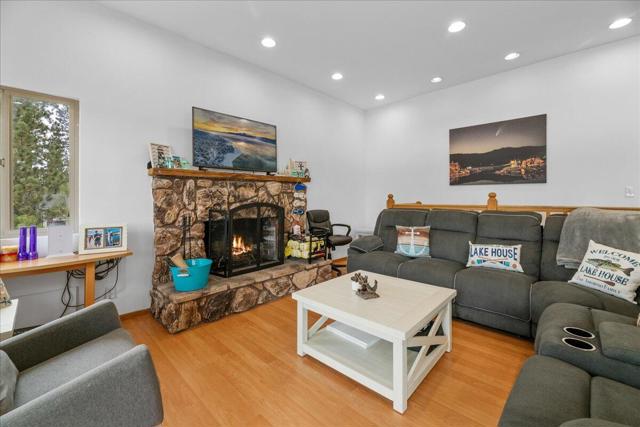 38634 N Shore Drive, Fawnskin CA: https://media.crmls.org/mediaz/06ac6a78-82de-4a81-8a12-22f5b8a4c464.jpg