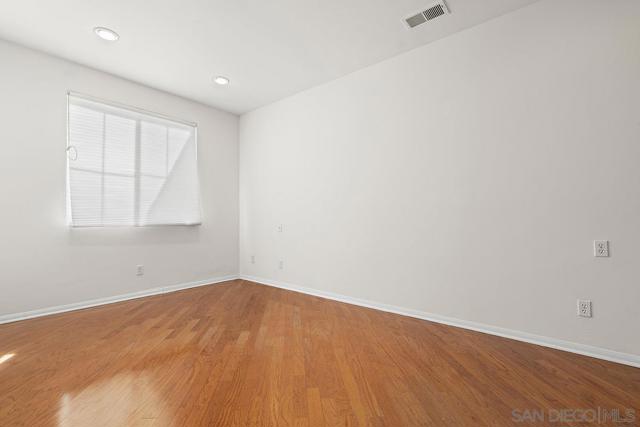 987 Palencia Ct, Chula Vista CA: https://media.crmls.org/mediaz/06acc7d7-19fe-4443-af18-7d077e64d96a.jpg