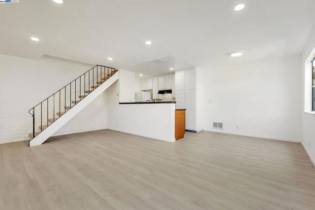 2274 Peacock Pl, Union City CA: https://media.crmls.org/mediaz/06acda0c-08ca-4a01-ae02-ec4c6f022af9.jpg