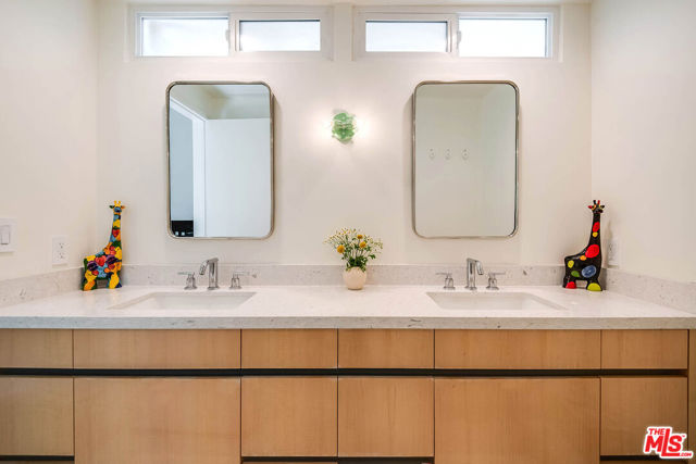 11671 Dona Alicia Place, Studio City CA: https://media.crmls.org/mediaz/06ad6e09-766b-4a6f-96d7-37184945b9ff.jpg