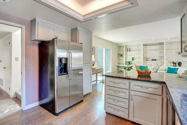 37 Clipper Drive, Alameda CA: https://media.crmls.org/mediaz/06ae24f6-c4ea-48af-a2c8-895037afbb7b.jpg