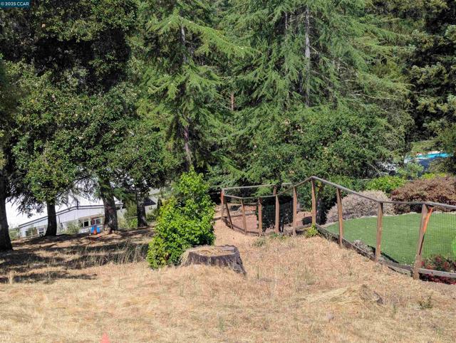 13 St James Court, Orinda CA: https://media.crmls.org/mediaz/06ae972a-7574-4238-8df8-f1b355f3354d.jpg